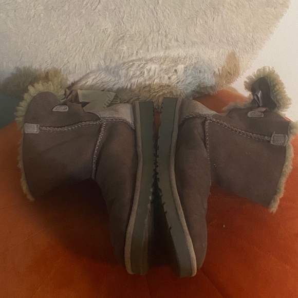 UGG Mini Bailey Bow two tone grey and brown,  small flaw on right boot - Picture 9 of 13